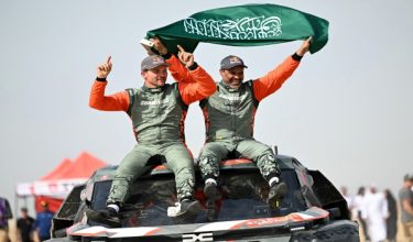 Pelumba Qatar, Nasser Al-Attiyah (kanan), bersama pemandu arah dari Belgium, Fabian Lurquin, meraikan kejayaan menjuarai edisi ke-48 Rali Dakar 2026 di Yanbu, Arab Saudi/Foto AFP