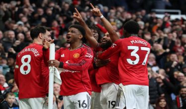 Pemain tengah Manchester United, Bryan Mbeumo (dua dari kanan), meraikan jaringan pembukaan bersama rakan sepasukan dalam perlawanan Liga Perdana Inggeris menentang Manchester City di Old Trafford/Foto AFP