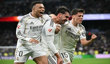 Raul Asencio (tengah) meraikan jaringan kedua bersama Kylian Mbappe (kiri) dan Arda Guler selepas menjaringkan gol kedua Real Madrid ketika menentang Levante dalam saingan LaLiga/ AFP