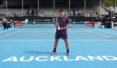 Pemain tenis Republik Czech, Jakub Mensik bergambar dengan trofi selepas menewaskan pemain Argentina, Sebastian Baez pada aksi final kejohanan ATP Auckland/ AFP