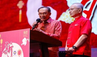 KUALA LUMPUR, 17 Feb-- Perdana Menteri Datuk Seri Anwar Ibrahim berucap pada Majlis Rumah Terbuka Tahun Baharu Cina MCA 2026 di Wisma MCA hari ini.

Turut hadir, Presiden MCA Datuk Seri Wee Ka Siong.

-- fotoBERNAMA (2026) HAK CIPTA TERPELIHARA

KUALA LUMPUR, Feb 17  Prime Minister Datuk Seri Anwar Ibrahim delivers a speech at the MCA 2026 Chinese New Year Open House at Wisma MCA today.

Also present is MCA President Datuk Seri Wee Ka Siong. 

-- fotoBERNAMA (2026) COPYRIGHT RESERVED