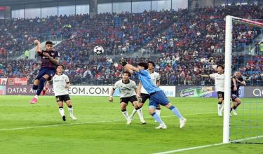Pemain JDT, Bergson Da Silva, (kiri), melakukan percubaan ketik menentang Vissel Kobe, pada perlawanan Peringkat Liga Zon Timur Liga Juara-Juara Asia Elit (ACLE) 2025-2026 di Stadium Sultan Ibrahim / BERNAMA