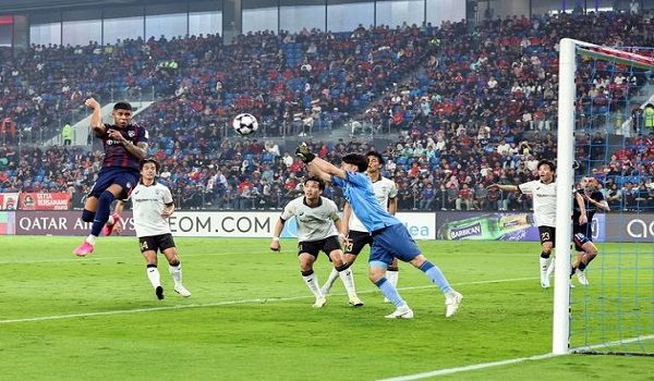 Pemain JDT, Bergson Da Silva, (kiri), melakukan percubaan ketik menentang Vissel Kobe, pada perlawanan Peringkat Liga Zon Timur Liga Juara-Juara Asia Elit (ACLE) 2025-2026 di Stadium Sultan Ibrahim / BERNAMA