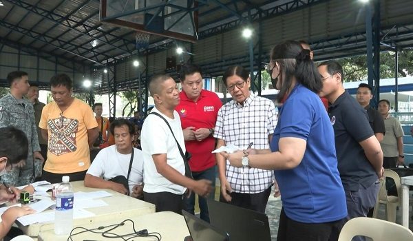 Presiden Filipina, Ferdinand Marcos menyaksikan pengagihan bantuan tunai kepada pekerja / Foto AFP