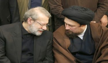 Speaker Parlimen Iran, Ali Larijani (kiri), berbual bersama Hassan Khomeini, cucu kepada pengasas Republik Islam Iran, ketika satu majlis di Tehran./ REUTERS
