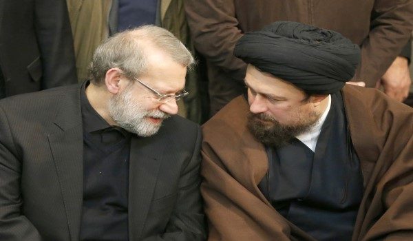 Speaker Parlimen Iran, Ali Larijani (kiri), berbual bersama Hassan Khomeini, cucu kepada pengasas Republik Islam Iran, ketika satu majlis di Tehran./ REUTERS