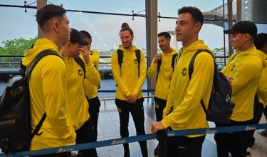 Skuad Harimau Malaya kendalian Kim Pan Gon di KLIA, Sepang sebelum berlepas ke Muscat, Oman bagi menghadapi perlawanan ketiga Kumpulan D, Kelayakan Piala Dunia 2026/Piala Asia 2027 menentang Oman, Khamis ini/Foto FAM