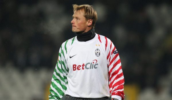 Bekas penjaga gol Alex Manninger ketika beraksi bersama Juventus menentang Manchester City dalam aksi Liga Europa UEFA di Stadium Olimpik, Turin pada 2010/Foto fail REUTERS