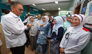 BATU PAHAT, 17 April -- Menteri Kesihatan Datuk Seri Dr Dzulkefly Ahmad (kiri), beramah mesra bersama kakitangan kesihatan  sempena lawatan kerja ke fasiliti kesihatan di Klinik Kesihatan Tongkang Pechah hari ini.

-- fotoBERNAMA (2026) HAK CIPTA TERPELIHARA