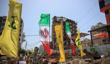 Bendera Hizbullah dan Iran berkibar di tanah perkuburan sementara di Selatan Lubnan/Foto REUTERS