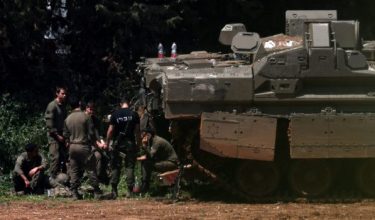 Tentera Israel dilihat berehat di sisi kenderaan berperisai berhampiran sempadan Israel-Lubnan/Foto REUTERS
