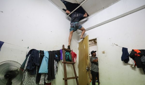 Dua warga asing ditemui bersembunyi atas siling rumah kedai ketika serbuan Imigresen di Medan Imbi, Kuala Lumpur/Foto BERNAMA