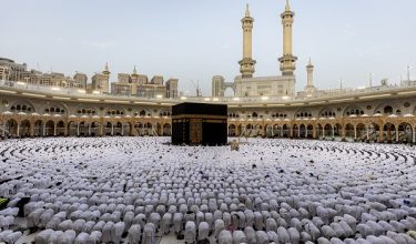 Muslim worshippers gather around the Kaaba, Islam's holiest shrine, at the Grand Mosque complex in Saudi Arabia's holy city of Mecca on March 20, 2026 for the early morning prayers for Eid al-Fitr, marking the end of the holy month of Ramadan. (Photo by AFP)