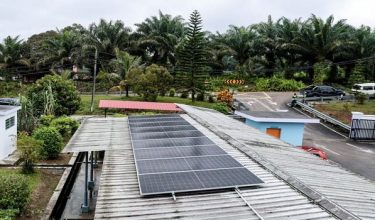 Pemasangan sistem solar di atas bumbung mampu  meningkatkan kemampanan tenaga kendiri serta mengurangkan kesan ketidaktentuan harga elektrik. /Foto BERNAMA