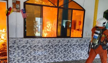 Salah sebuah rumah panjang di Batu 8, Limbang musnah terbakar/Foto Bomba Limbang