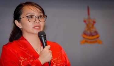 Pengerusi Jawatankuasa Penambahbaikan, Perkhidmatan dan Penjagaan, Michelle Ng Mei Sze berucap dalam majlis pelancaran garis panduan baharu pusat penjagaan di Shah Alam, Selangor. /Foto BERNAMA