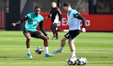 Penyerang Liverpool, Alexander Isak (kiri), menyertai sesi latihan pasukan di Kirkby, Liverpool./foto AFP