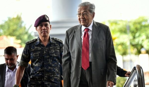 Dr Mahathir, 99, turut hadir ke mahkamah semalam/Foto BERNAMA