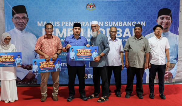 Majlis penyerahan sumbangan lembu korban di Masjid Tengku Abdullah Al-Haj, Chengal Lempong