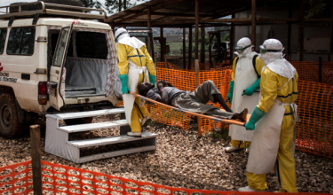 Petugas kesihatan memindahkan seorang pesakit ke hospital selepas disahkan negatif Ebola di dalam Pusat Rawatan Ebola (ETC) yang disokong oleh Doctors Without Borders (MSF) pada 4 November 2018 di Butembo, Republik Demokratik Cong