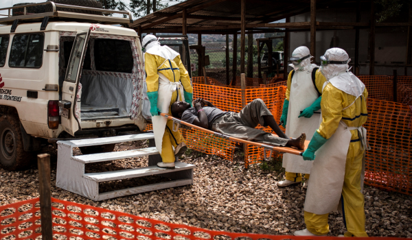 Petugas kesihatan memindahkan seorang pesakit ke hospital selepas disahkan negatif Ebola di dalam Pusat Rawatan Ebola (ETC) yang disokong oleh Doctors Without Borders (MSF) pada 4 November 2018 di Butembo, Republik Demokratik Cong