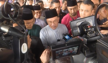Datuk Seri Anwar Ibrahim beramah mesra dengan jemaah selepas menunaikan solat Jumaat di Surau Bomba Cyberjaya hari ini/Bernama