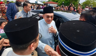 Perdana Menteri Datuk Seri Anwar Ibrahim beramah mesra dengan jemaah selepas menunaikan solat Jumaat di Surau Bomba Cyberjaya hari ini
