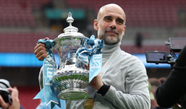 Pep Guardiola, pengurus Manchester City dari Sepanyol, bergambar bersama trofi di atas padang selepas perlawanan akhir Piala FA Inggeris antara Chelsea dan Manchester City di Stadium Wembley, London pada 16 Mei 2026.