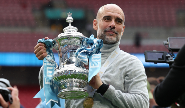 Pep Guardiola, pengurus Manchester City dari Sepanyol, bergambar bersama trofi di atas padang selepas perlawanan akhir Piala FA Inggeris antara Chelsea dan Manchester City di Stadium Wembley, London pada 16 Mei 2026.