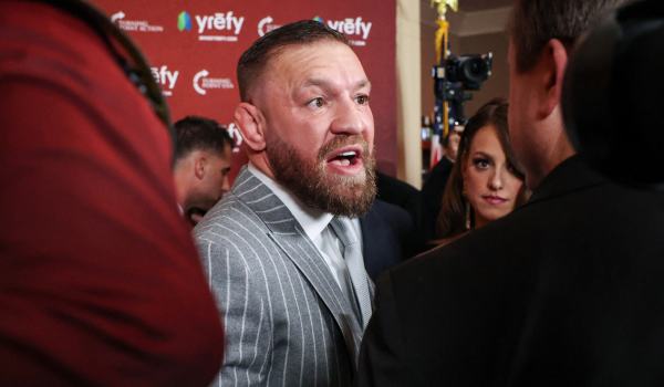 Conor McGregor berjalan di karpet merah ketika menghadiri majlis Turning Point USA Inaugural-Eve Ball di Salamander Hotel, Washington, DC pada 19 Januari 2025. (Foto oleh Samuel Corum / Getty Images via AFP)