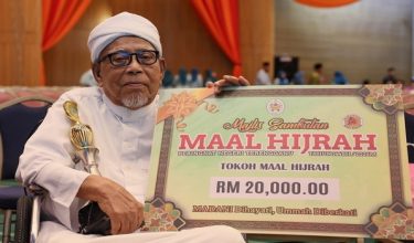 KUALA TERENGGANU, 17 Jun -- Penerima anugerah Tokoh Maal Hijrah kepada guru al-Quran, Jusoh @ Muda Ismail pada Majlis Sambutan Maal Hijrah Peringkat Negeri Terengganu 1448H/2026M di Dewan Besar, Wisma Darul Iman hari ini.

Beliau yang berusia 95 tahun itu merupakan anak angkat serta murid kepada tokoh ulama al-Quran dan Qari Diraja Istana Terengganu semasa pemerintahan Sultan Ismail Nasiruddin Shah, Tuan Guru Haji Mat Lintar.

Beliau turut menerima didikan dan bimbingan langsung daripada tokoh-tokoh al-Quran Terengganu yang membentuk  keilmuan, keperibadian dan ketokohannya dalam bidang al-Quran.

-- fotoBERNAMA (2026) HAK CIPTA TERPELIHARA