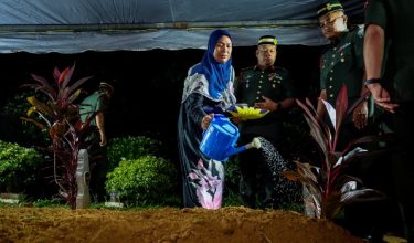 SUNGAI PETANI, 17 Jun -- Siti Fairuz Mohamed Yusof, 38, menyiram air di pusara suaminya Allahyarham Koperal Norazmi Abu Bakar, 40, di Tanah Perkuburan Islam Masjid Al-Busyra kira-kira 4.30 pagi tadi.

Allahyarham Norazmi dan Prebet Siti Khadijah Sungip terkorban dalam insiden letupan bom ketika menjalani latihan di Lapang Sasar Kem Hobart pada 10.57 pagi semalam.

--  fotoBERNAMA (2026) HAK CIPTA TERPELIHARA