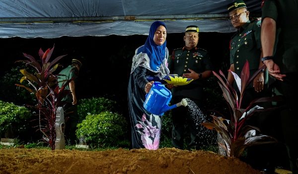 SUNGAI PETANI, 17 Jun -- Siti Fairuz Mohamed Yusof, 38, menyiram air di pusara suaminya Allahyarham Koperal Norazmi Abu Bakar, 40, di Tanah Perkuburan Islam Masjid Al-Busyra kira-kira 4.30 pagi tadi.

Allahyarham Norazmi dan Prebet Siti Khadijah Sungip terkorban dalam insiden letupan bom ketika menjalani latihan di Lapang Sasar Kem Hobart pada 10.57 pagi semalam.

--  fotoBERNAMA (2026) HAK CIPTA TERPELIHARA