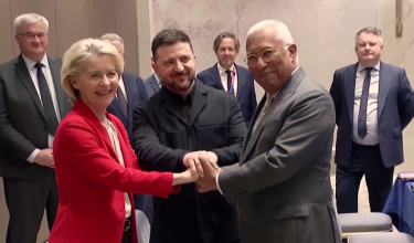 Presiden Ukraine, Volodymyr Zelenskyy kelihatan bersalaman dengan Presiden Majlis Eropah, António Costa dan Presiden Suruhanjaya Eropah, Ursula von der Leyen