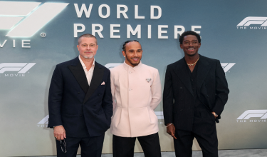 Brad Pitt (kiri), Lewis Hamilton (tengah) dan Damson Idris beraksi di hadapan kamera pada tayangan perdana filem F1 di Times Square / REUTERS