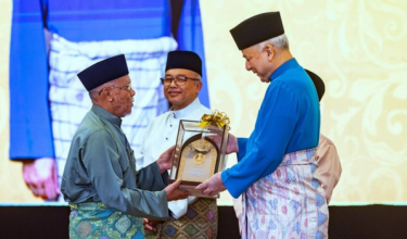 Sultan Perak Sultan Nazrin Shah berkenan menyampaikan Anugerah Tokoh Maal Hijrah kepada Bekas Mufti Perak, Datuk Seri Wan Zahidi Wan Teh pada Sambutan Kemuncak Maal Hijrah 1448H/2026M Peringkat Negeri Perak/ BERNAMA