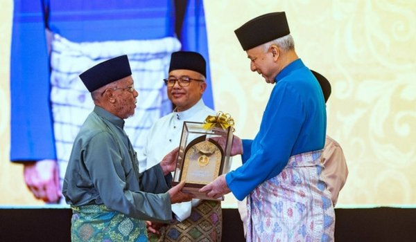 Sultan Perak Sultan Nazrin Shah berkenan menyampaikan Anugerah Tokoh Maal Hijrah kepada Bekas Mufti Perak, Datuk Seri Wan Zahidi Wan Teh pada Sambutan Kemuncak Maal Hijrah 1448H/2026M Peringkat Negeri Perak/ BERNAMA