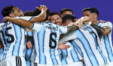Ketua pasukan Argentina, Lionel Messi meraikan jaringan kedua pada pertemuan menentang Algeria / REUTERS