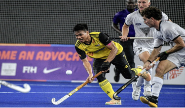 Pemain pasukan Malaysia Akhimullah Anuar (kiri) dikasari pemain New Zealand Simon Yorston pada perlawanan peringkat kumpulan B Kejohanan FIH Hoki Piala Negara-Negara 2024-25 di Stadium Nasional Hoki Bukit Jalil. -BERNAMA