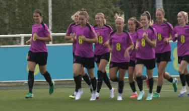 Skuad wanita England menjalani latihan di St George's Park pada Isnin / AFP