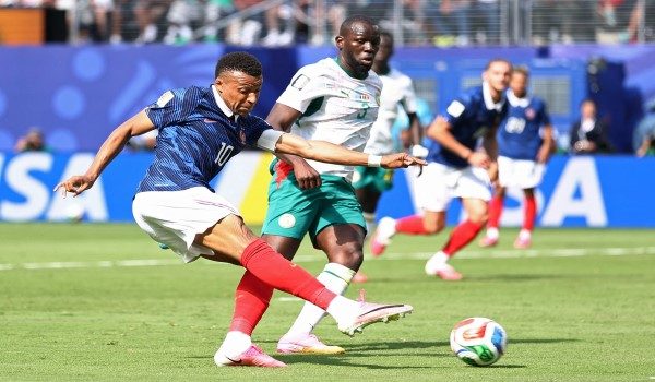 Aksi Kaylian Mbappe pada aksi menentang Senegal / REUTERS