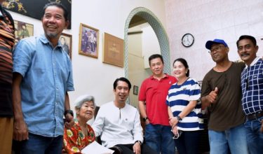 Timbalan Menteri Belia dan Sukan, Adam Adli Abdul Halim (duduk kanan) bersama sebahagian bekas atlet dan ahli keluarga mereka pada Program 'Visit & Treat' Skuad YAKEB Prihatin, di sini, hari ini. Pada program itu, Adam Adli menyampaikan bantuan khairat kematian kepada isteri bekas pemain bola sepak negara, mendiang Robert Choe Kim Chwee iaitu Alice Cho Yoon Chhing (duduk kiri)/BERNAMA