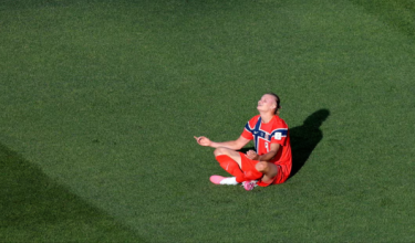 Aksi Erling Haaland ketika meraikan gol pertama menentang Iraq / REUTERS