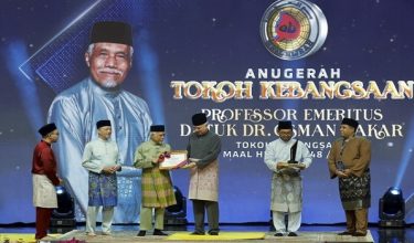 PUTRAJAYA, 17 Jun -- Timbalan Yang di-Pertuan Agong Sultan Nazrin Shah (empat, kiri) yang juga Sultan Perak berkenan menyempurnakan pengurniaan Anugerah Tokoh Maal Hijrah Peringkat Kebangsaan kepada Prof Datuk Dr Osman Bakar (tiga, kiri) pada Majlis Sambutan Maal Hijrah Peringkat Kebangsaan Tahun 1448H/2026M di Masjid Putra hari ini.

Turut hadir Timbalan Perdana Menteri Datuk Seri Fadillah Yusof (dua, kiri).

Bertemakan "MADANI Dihayati, Ummah Diberkati", sambutan Maal Hijrah peringkat kebangsaan tahun ini dihadiri kira-kira 5,000. 

--fotoBERNAMA (2026) HAK CIPTA TERPELIHARA
