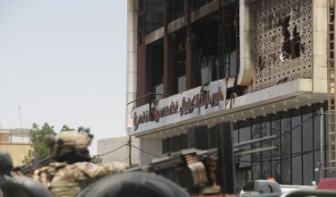 Pusat beli-belah yang musnah dalam kebakaran di bandar Kut, Iraq/Foto AFP