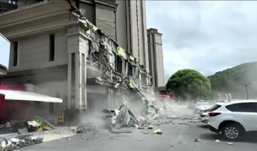 Sebahagian struktur luar bangunan kedai yang runtuh di bandar Tonghua/ Foto AFP