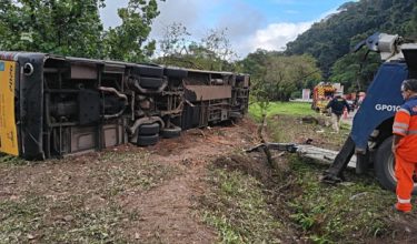 This handout picture released by the Military Firefighters Corps of the State of Rio de Janeiro (CBMERJ) shows a bus that crashed and killed nine people at BR-040 highway  on the descent of Serra de Petropolis, Rio de Janeiro state, Brazil, on August 16, 2026. (Photo by Handout / CBMERJ / AFP) / RESTRICTED TO EDITORIAL USE - MANDATORY CREDIT "AFP PHOTO / CBMERJ" - NO MARKETING - NO ADVERTISING CAMPAIGNS - DISTRIBUTED AS A SERVICE TO CLIENTS