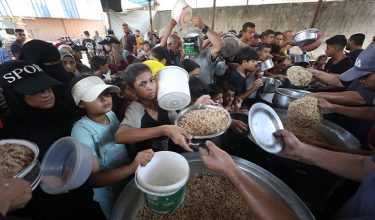 Displaced Palestinians Queue for Food Aid in Nuseirat Camp Displaced Palestinians gather to receive meals from a charity kitchen in the Nuseirat refugee camp, central Gaza Strip, on August 16, 2026. Many continue to rely on food assistance to meet basic needs amid deteriorating living conditions and a lack of income sources. Photo by Hassan al-Jedi  apaimages Nusairat Gaza Strip Palestinian Territory 160826_Nuseirat_HJ_0029.jpeg Copyright: xapaimagesxHassanxal-Jedixxxapaimagesx No Use Switzerland. No Use Germany. No Use Austria