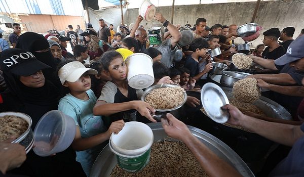 Displaced Palestinians Queue for Food Aid in Nuseirat Camp Displaced Palestinians gather to receive meals from a charity kitchen in the Nuseirat refugee camp, central Gaza Strip, on August 16, 2026. Many continue to rely on food assistance to meet basic needs amid deteriorating living conditions and a lack of income sources. Photo by Hassan al-Jedi  apaimages Nusairat Gaza Strip Palestinian Territory 160826_Nuseirat_HJ_0029.jpeg Copyright: xapaimagesxHassanxal-Jedixxxapaimagesx No Use Switzerland. No Use Germany. No Use Austria