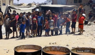 Kanak-kanak beratur untuk mendapatkan bantuan makanan dari dapur amal Algeria di Gaza/ VIORY